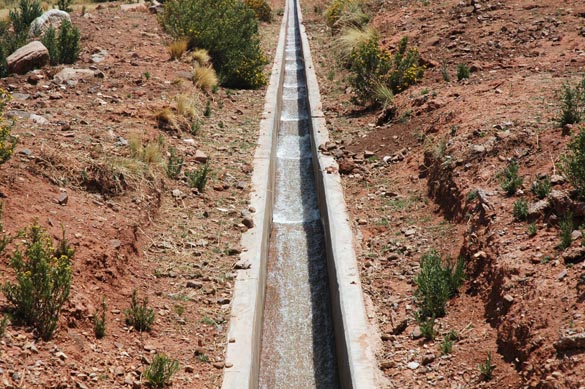Roll waves in lateral canal, Cabana-Mañazo irrigation project, Puno, Peru