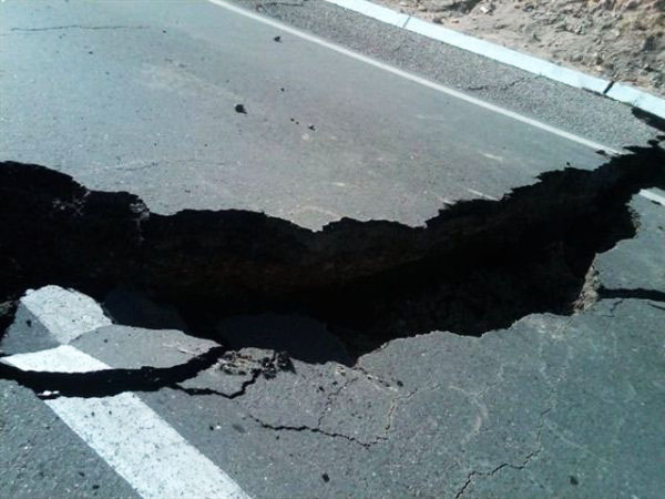 Structural damage to the Mexicali-Tijuana road at Km 20, near Cerro El Centinela