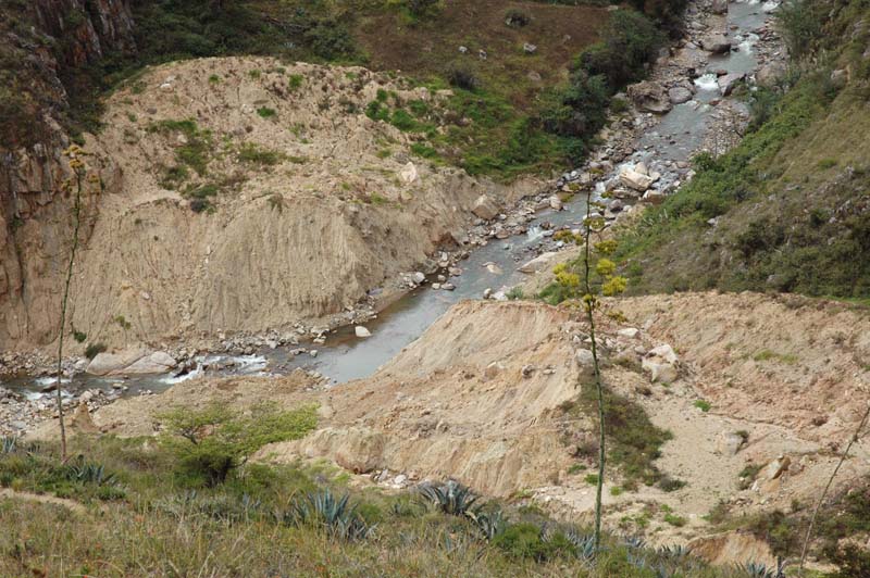  Landslide that has reached the Moyn river, near Tingo