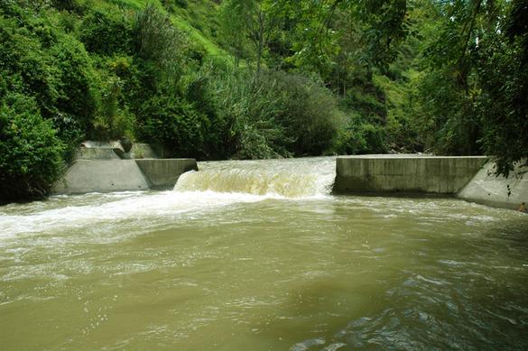 Estruturas de controle de nvel no Rio Caqueza