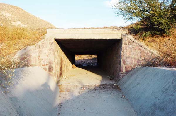 Passagem sob uma rodovia em uma galeria retangular de alvenaria de pedra