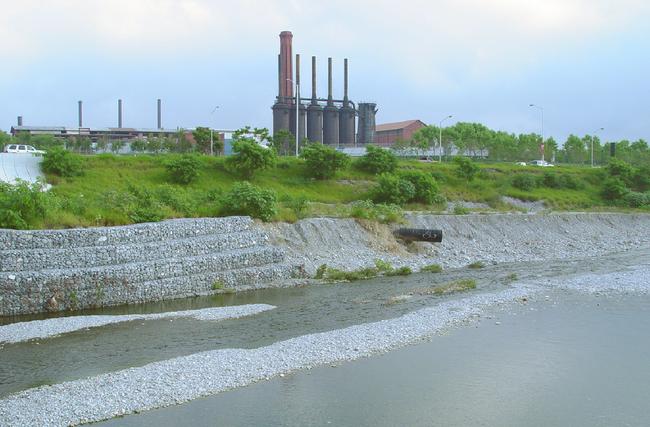 El canal piloto, mostrando los gabiones usados para proteger los m�rgenes del r�o contra la erosi�n